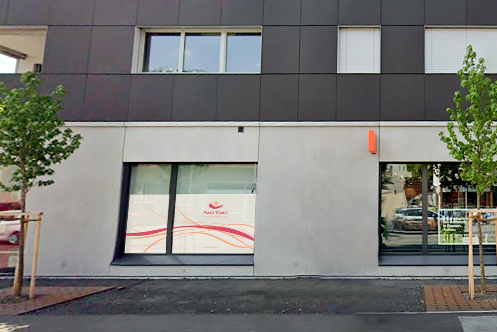 Praxisbeschriftung, Fenster – Praxis Thoma, Medizinische Massage, Root