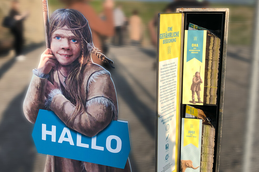 Stele mit Faltblatt-Dispenser – Kulturabenteuer «Kieswerk Ballwil»