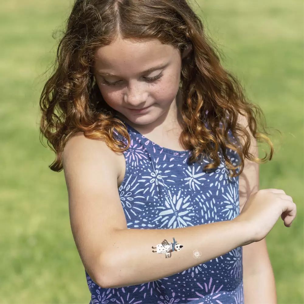 Kind mit Kraft-Tattoo auf dem Arm – Kraft-Tattoos mit Karten und Kartenhalter, byminz Naturprodukte, Luzern